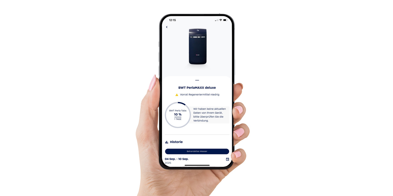 Une main tient un smartphone affichant des informations sur l’application BWT Best Water.