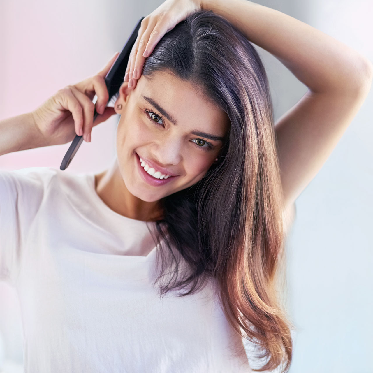 Frau kämmt sich ihre weichen Haare.