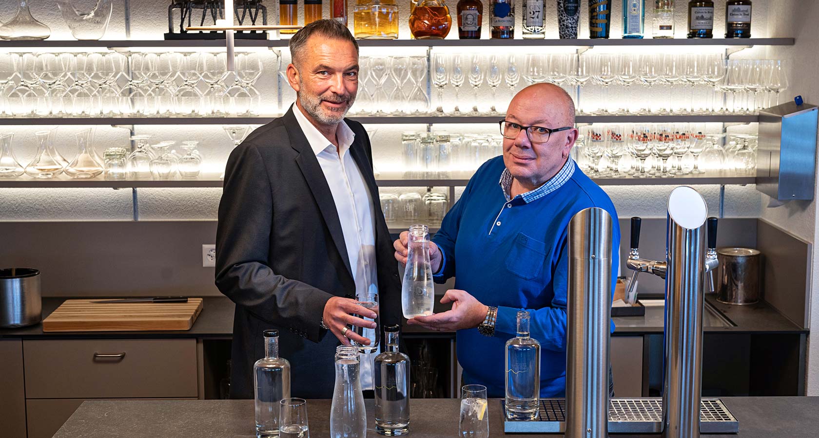 Deux hommes se tiennent derrière le comptoir d'un restaurant.