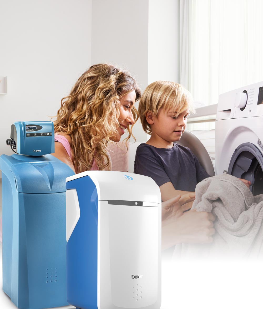 Une femme et son fils sortent le linge de la machine à laver. Deux adoucisseurs d'eau de BWT sont placés sur la photo.