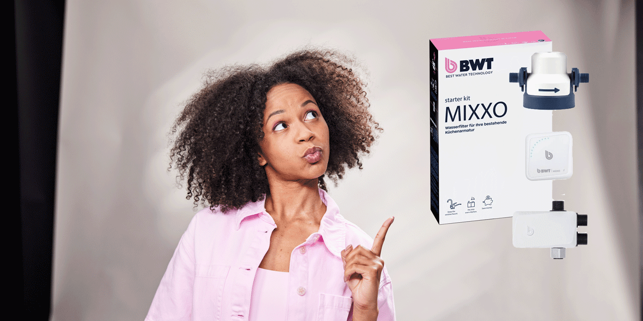 La femme montre le filtre à eau BWT Mixxo.
