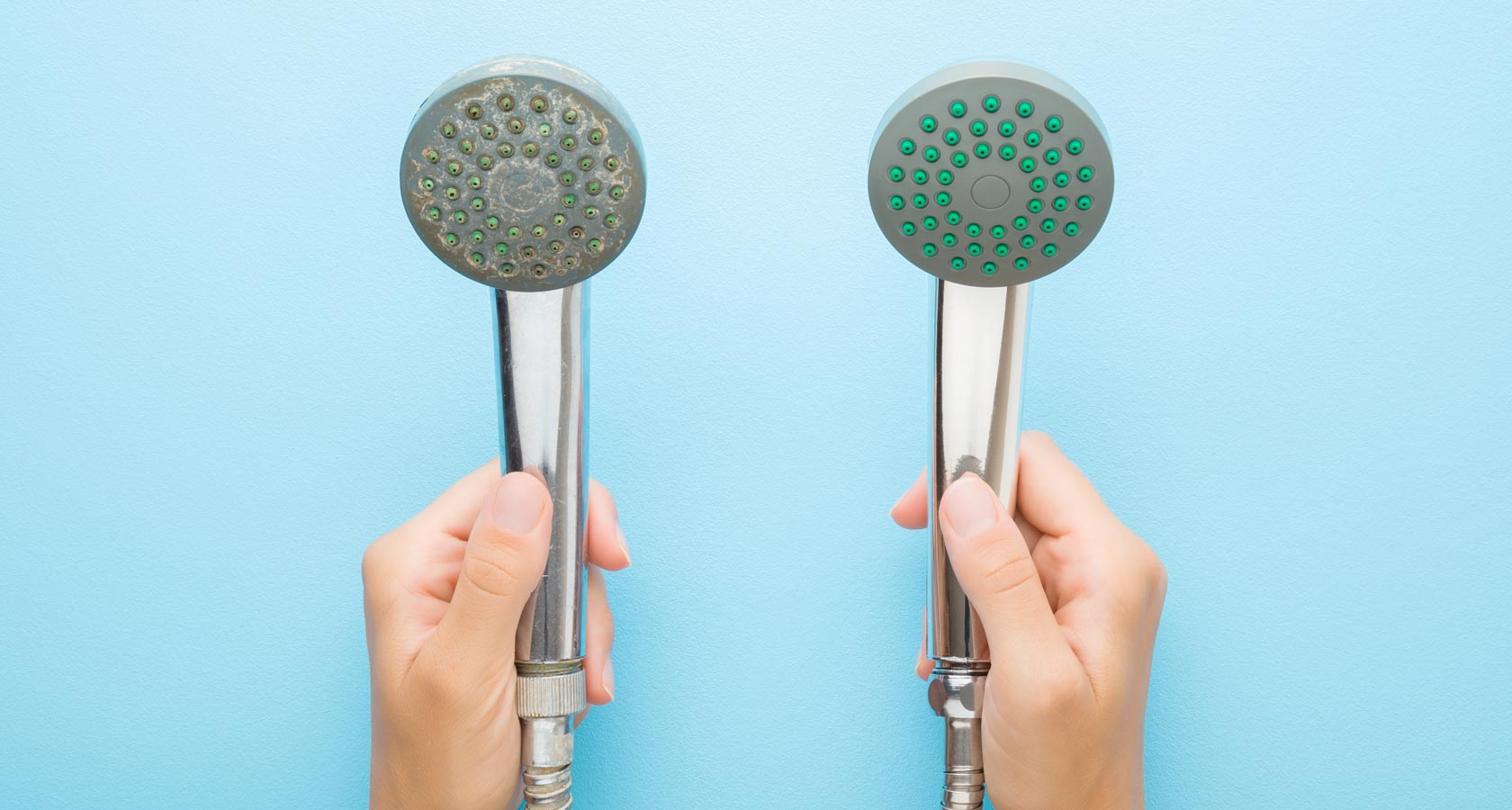 La main gauche tient une pomme de douche entartrée, la main droite une pomme de douche sans calcaire.