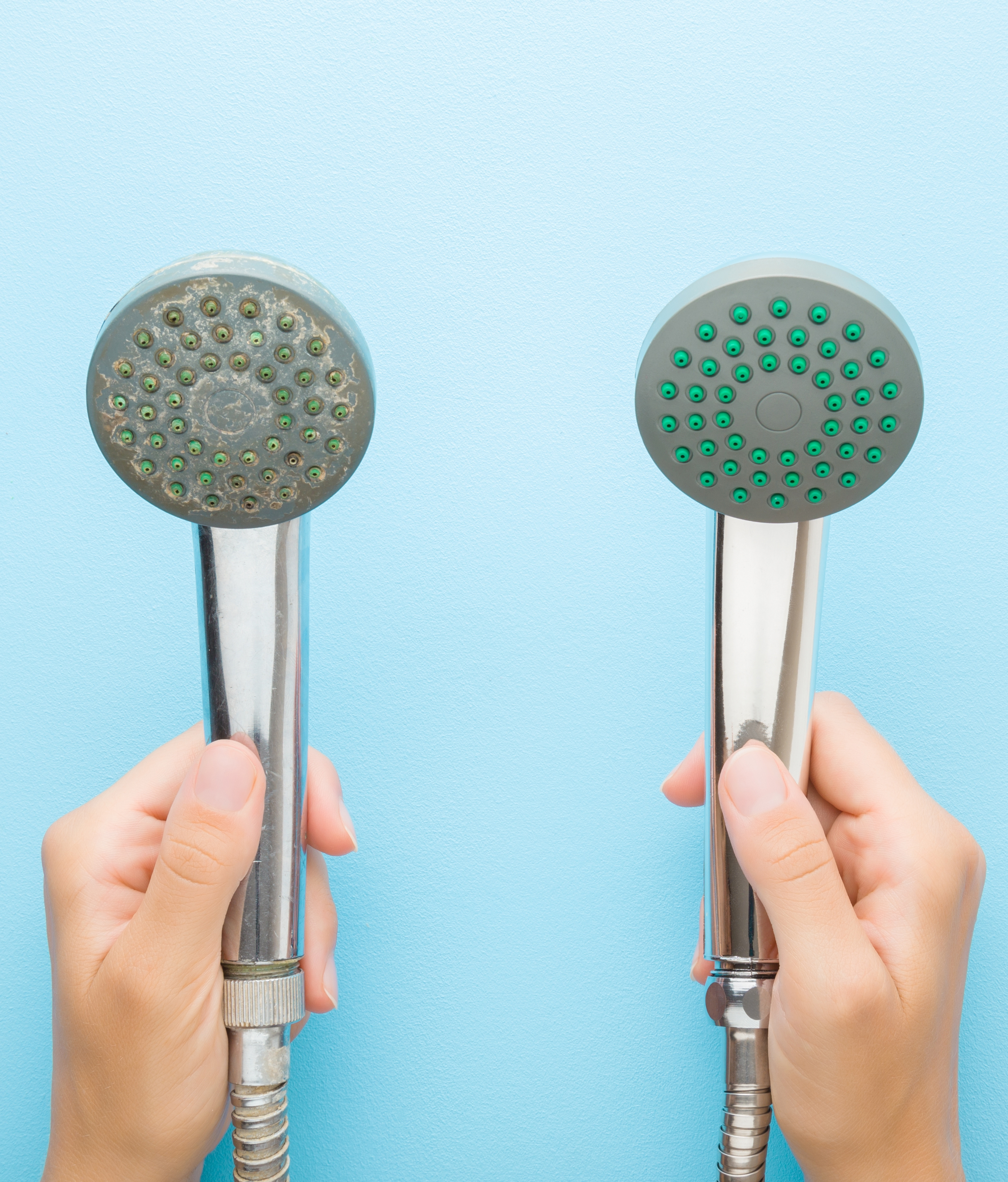 La main gauche tient une pomme de douche entartrée, la main droite une pomme de douche sans calcaire.