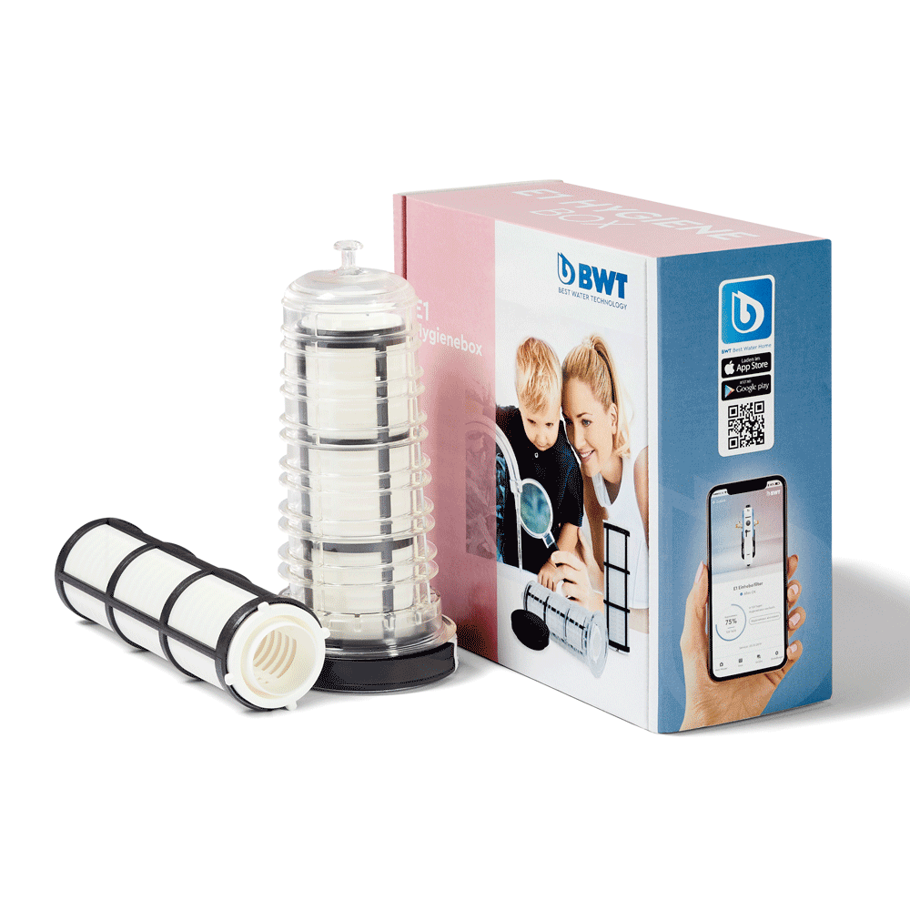 Elément filtrant noir et blanc, à côté d'une boîte hygiénique transparente et d'un emballage en carton. 