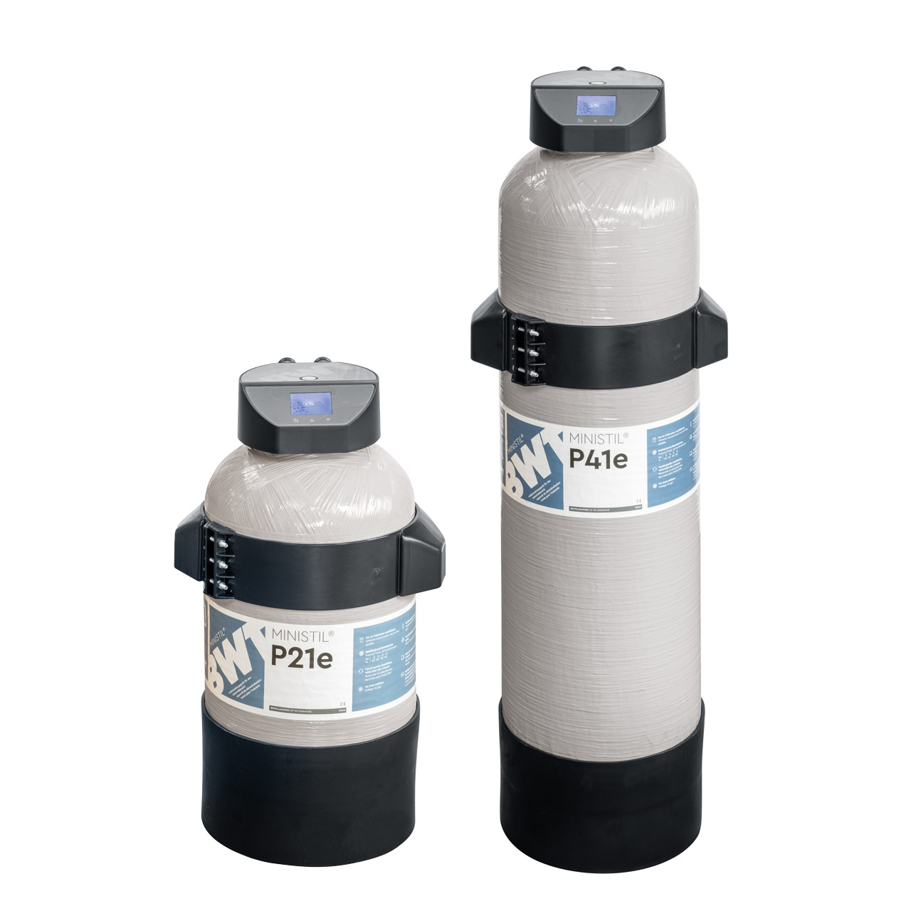 Deux cartouches de déminéralisation complète BWT MINISTIL côte à côte, chacune avec une tête de mesure et de raccordement intégrée.