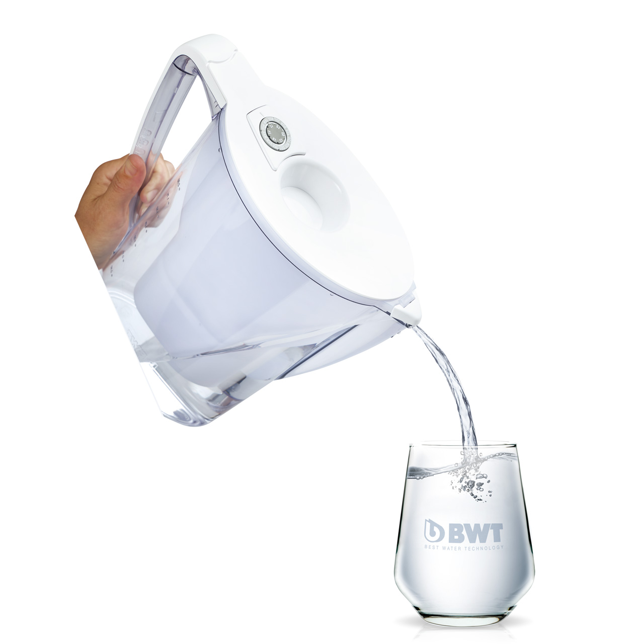 De l'eau s'écoule du filtre à eau de table dans un verre.