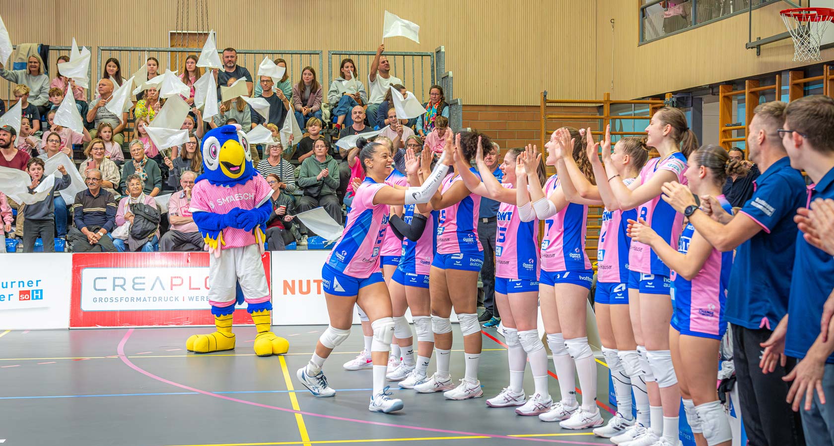 Une joueuse de volley-ball applaudit ses coéquipières.