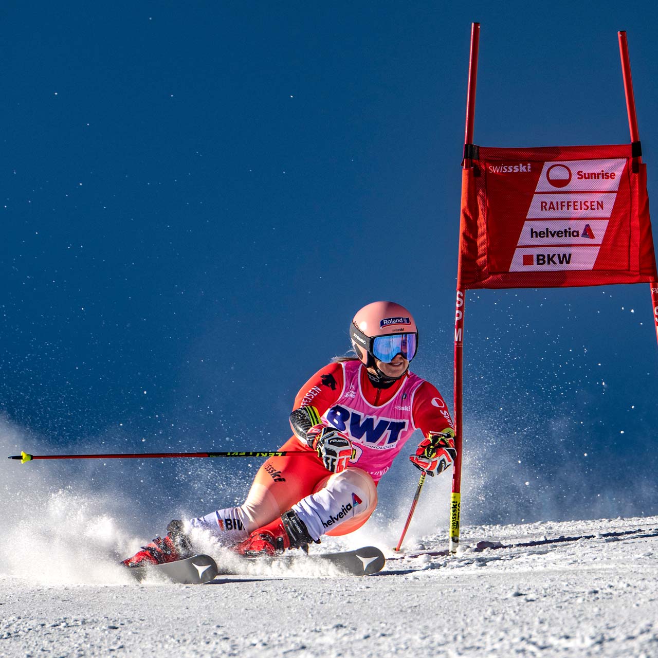 La star de Swiss Ski Joana Hählen court avec un numéro de départ BWT.