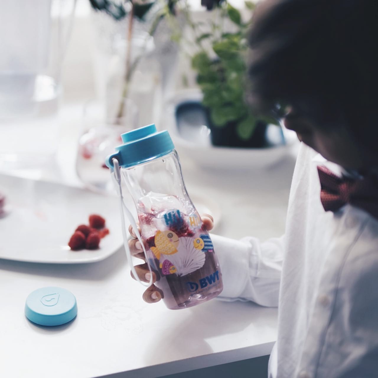 Kinderauge trinkt mit