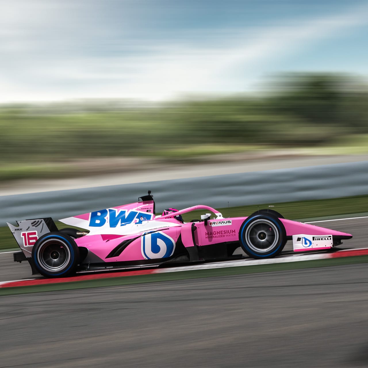 voiture de course automobile rose BWT