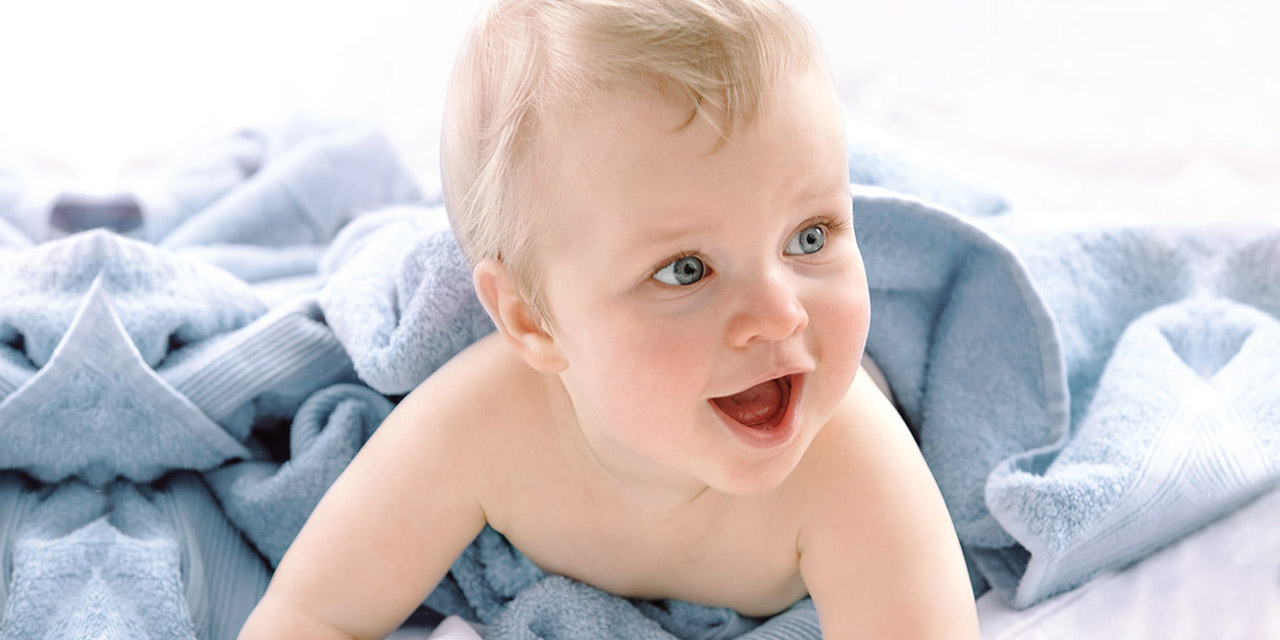 Bébé sur une couverture douillette