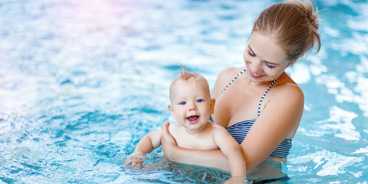 Une maman et son enfant dans la piscine