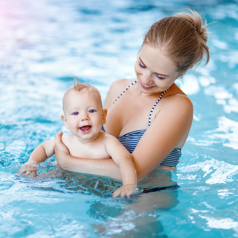Une maman et son enfant dans la piscine