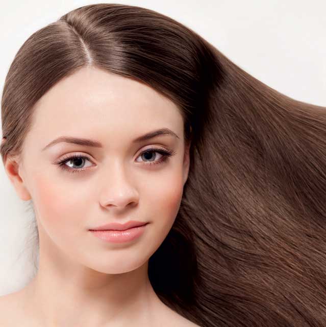 femme aux cheveux très longs 