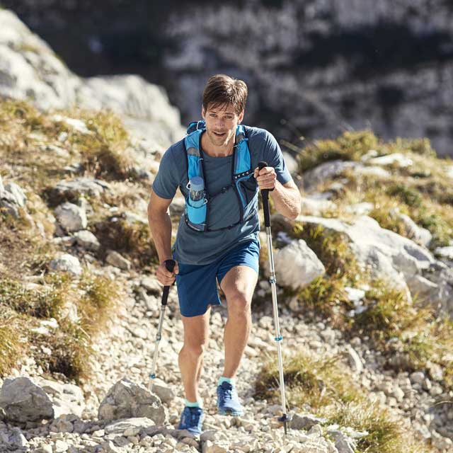 Un homme en randonnée