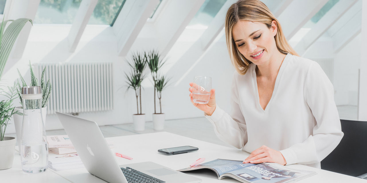 femme boit eau travail