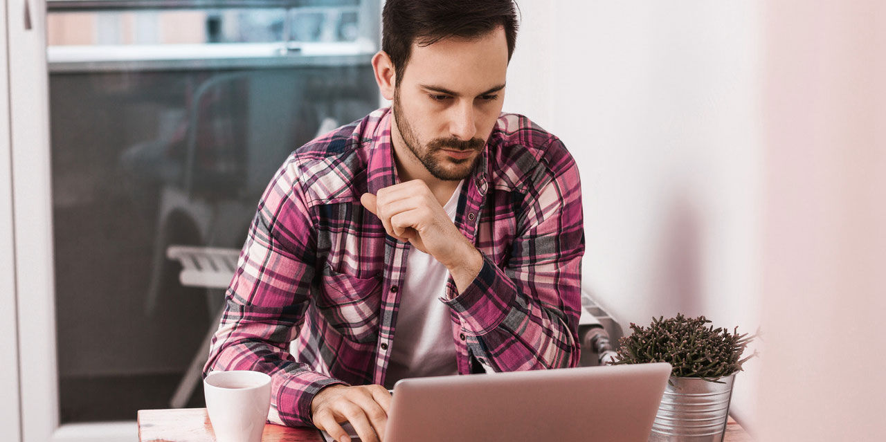 homme teletravail ordinateur