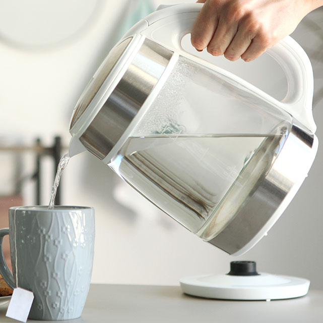 Eau chaude versée dans le thé