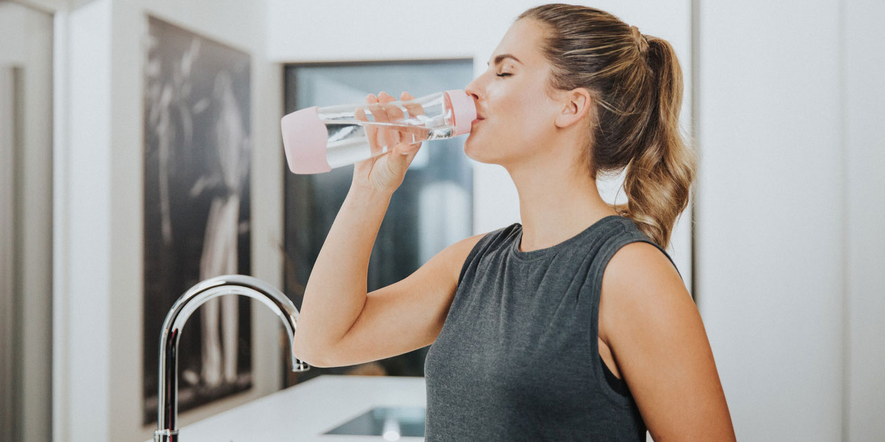 Boire l'eau d'une gourde après le sport