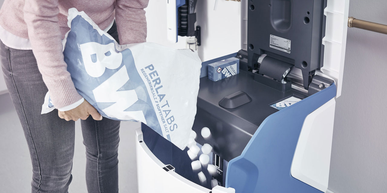 Verser du sel dans son adoucisseur d'eau