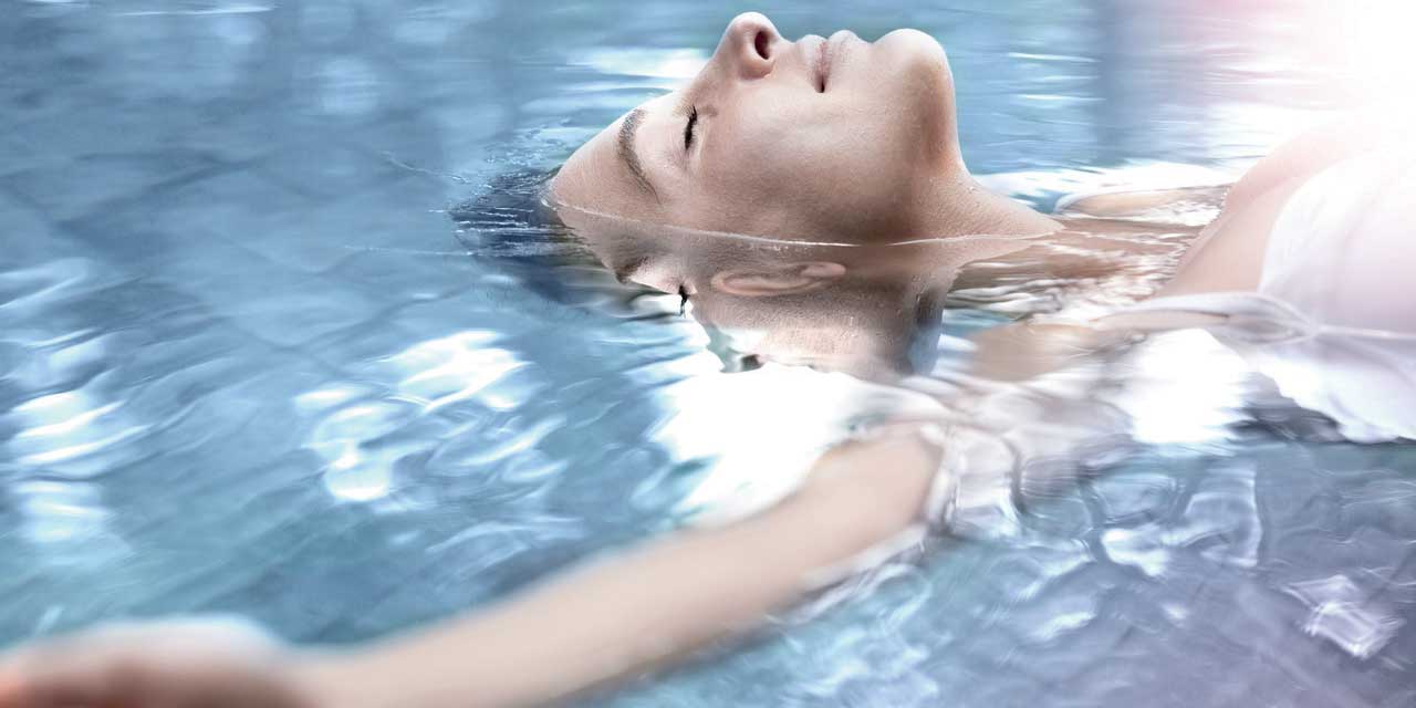 Détente dans la piscine