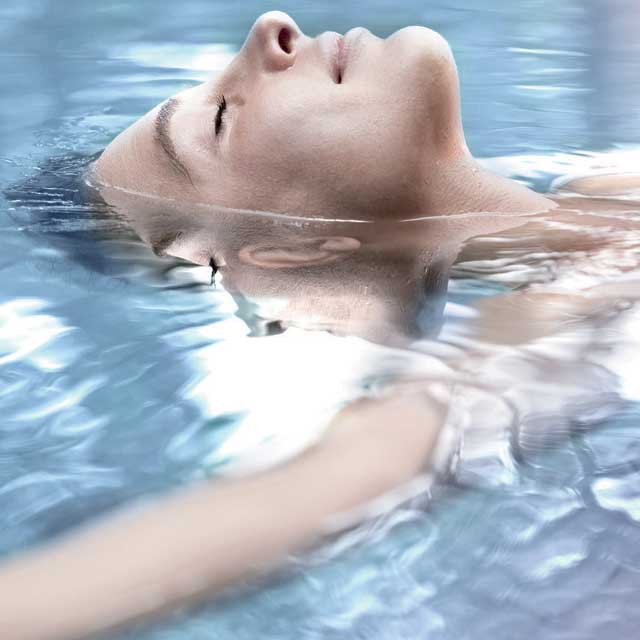 Détente dans la piscine