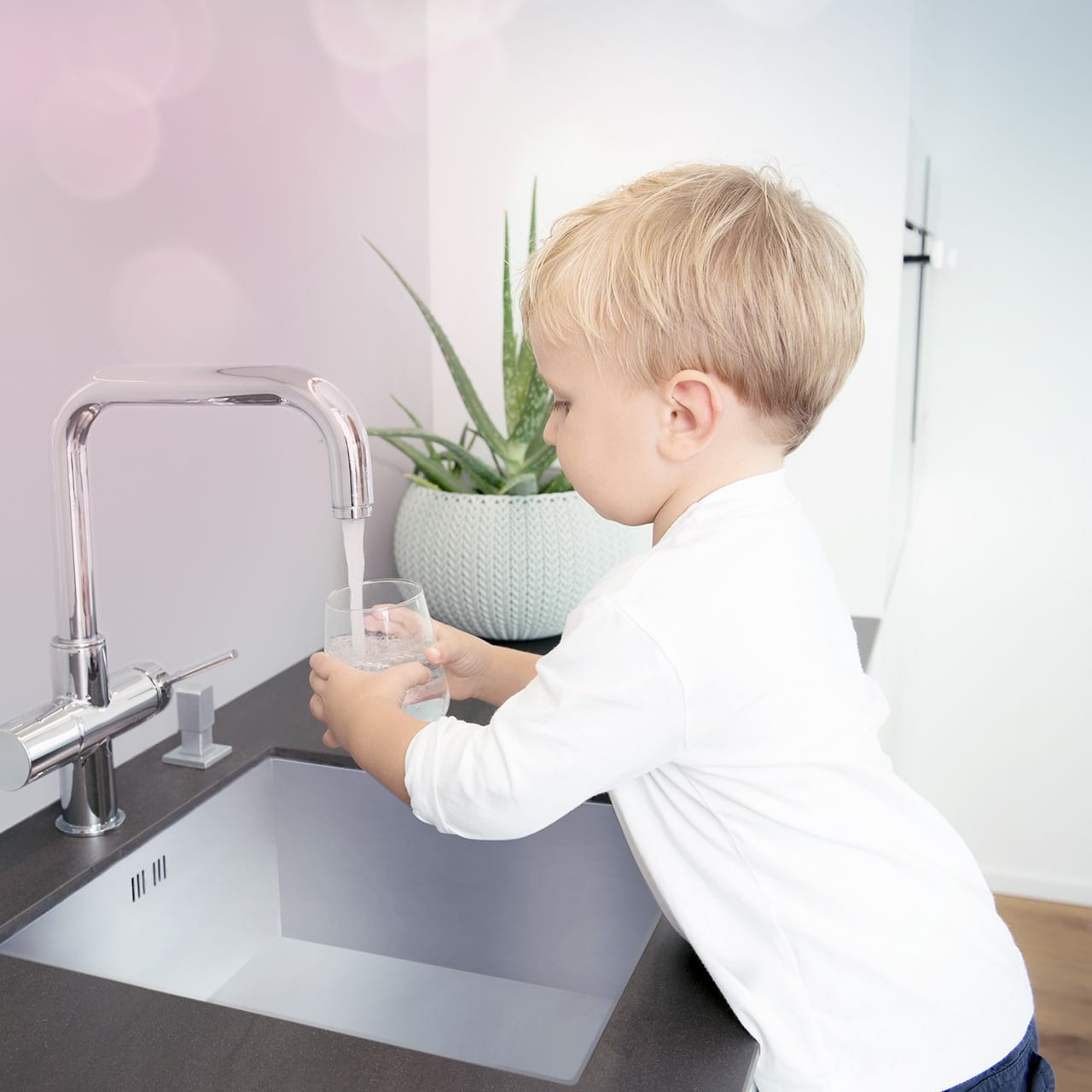 enfant-boit-eau-robinet_1280x1280