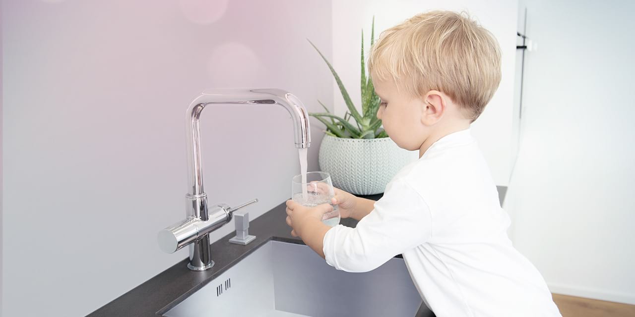 enfant-boit-eau-robinet