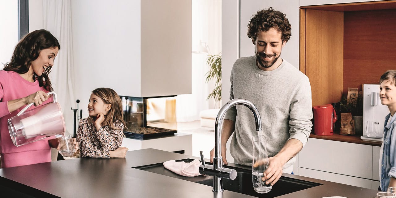 famille-eau-carafe-filtrante