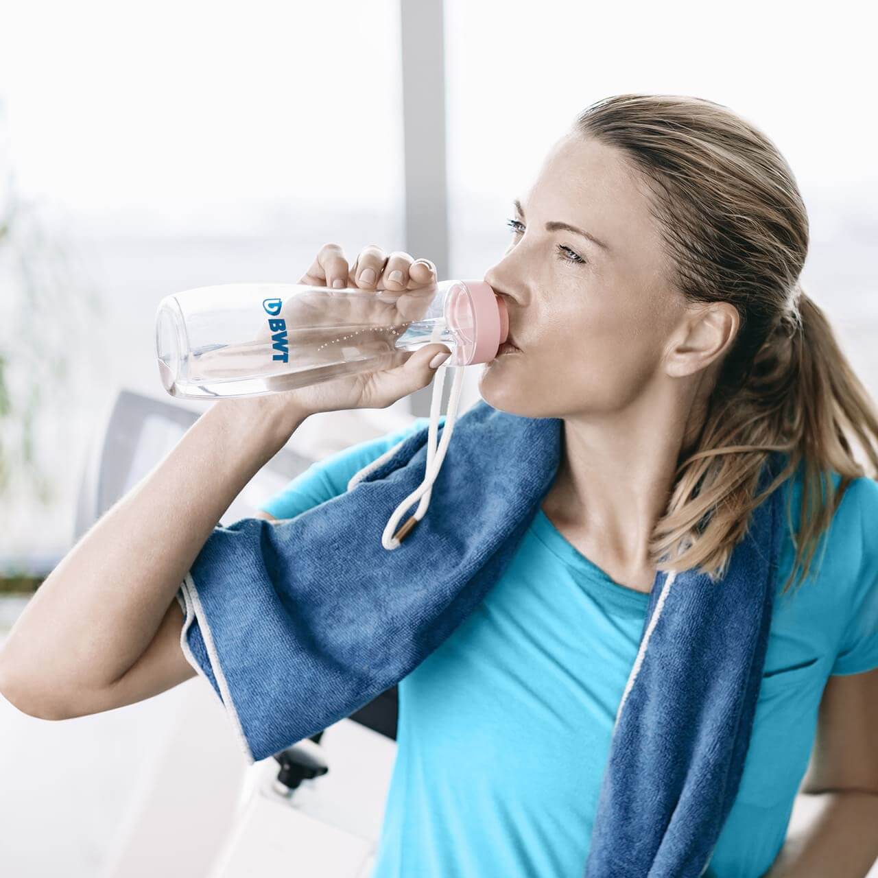 femme-boit-eau-gourde-sport