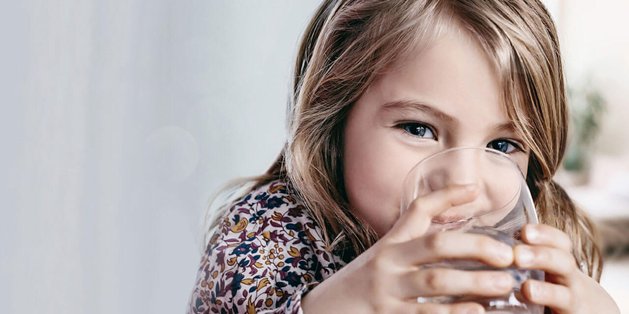 fille-boit-eau-robinet-carafe-filtrante