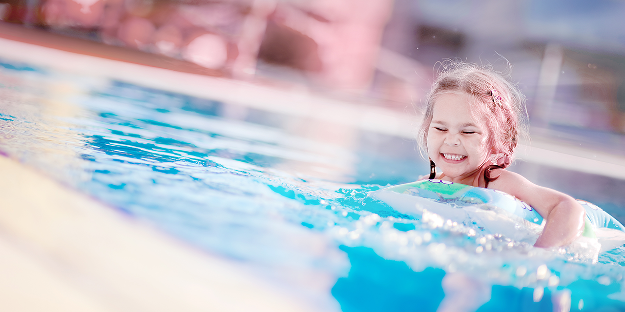 Petite fille se baigne dans une piscine
