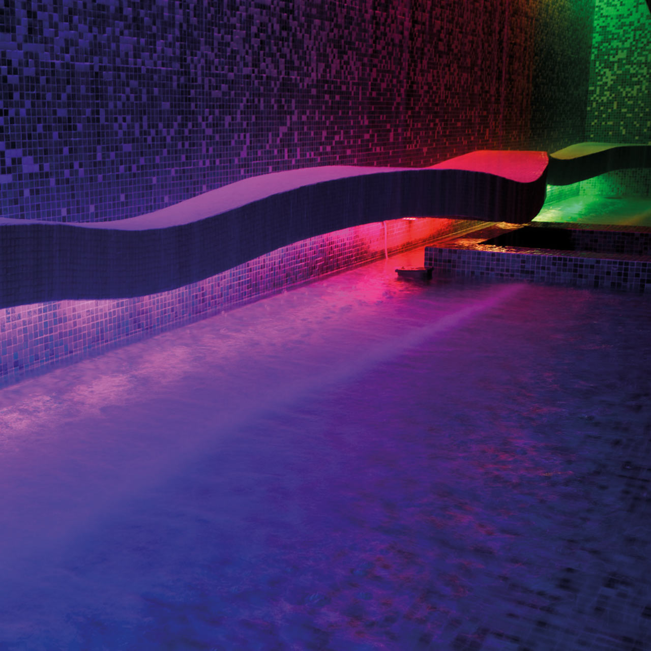 ambiance piscine de nuit avec éclairage LED