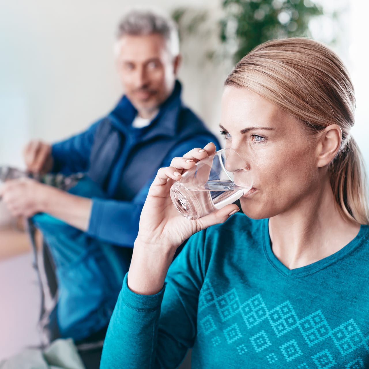 Frau trinkt Wasser