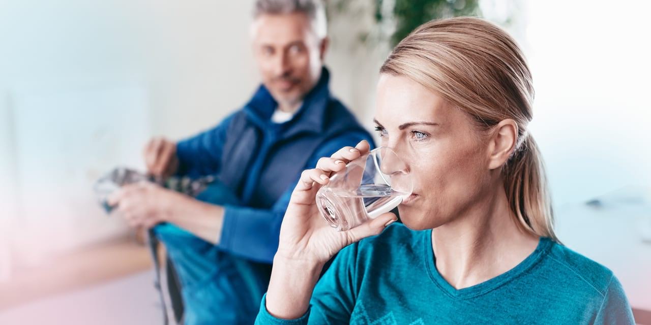 Frau trinkt Wasser