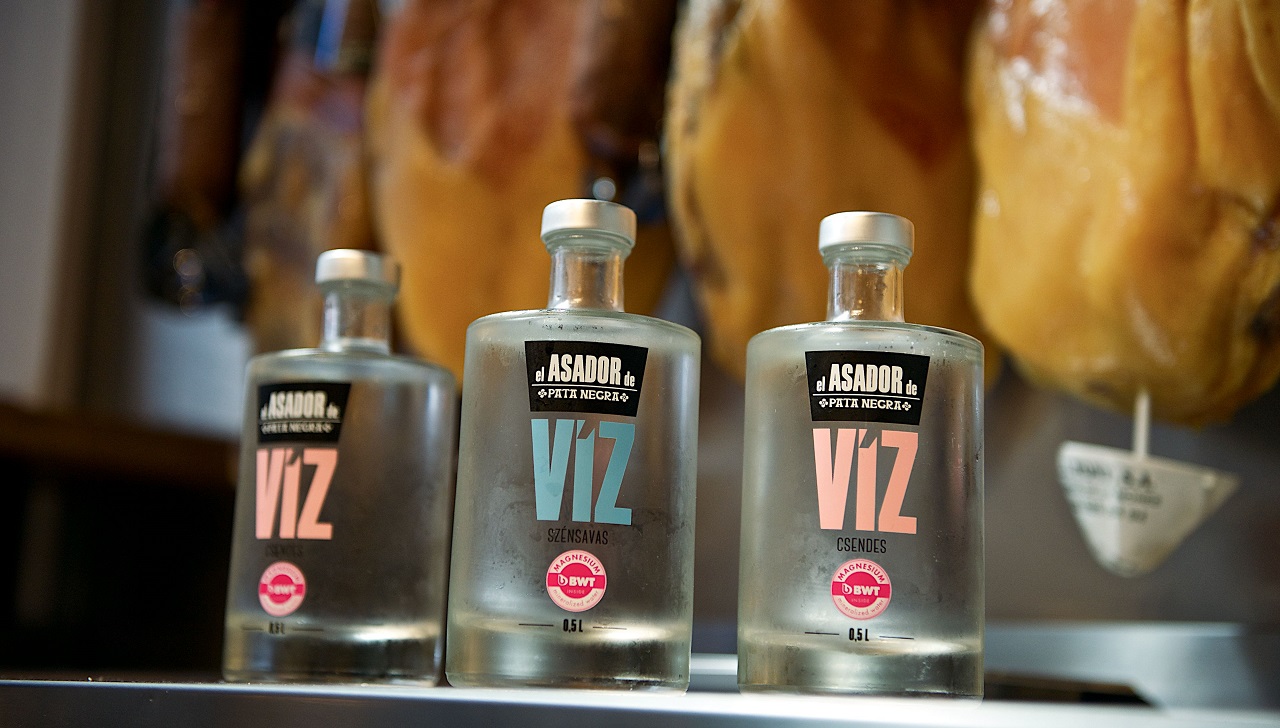 saját márkás szűrt víz