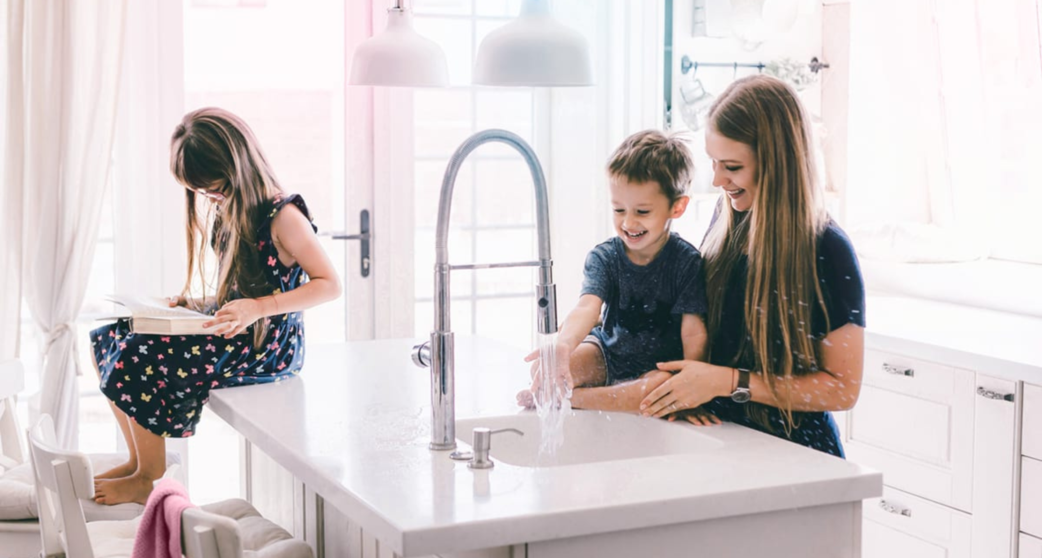 Család a konyhában vizet iszik