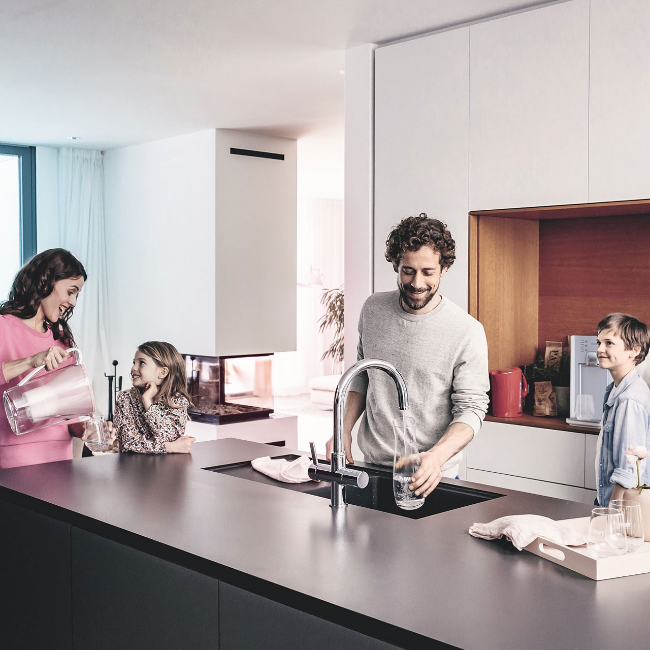 Familie trinkt BWT Wasser