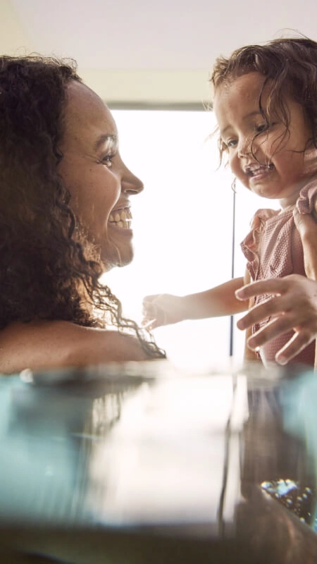 Femme avec Bébé dans la Piscine BWT