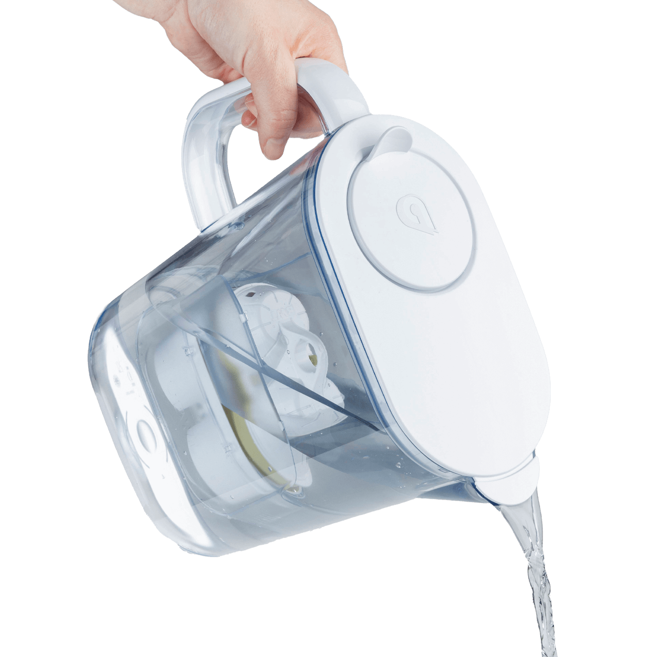 Gefiltertes Wasser wird mit AQUAlizer Tischwasserfilter ausgeschenkt