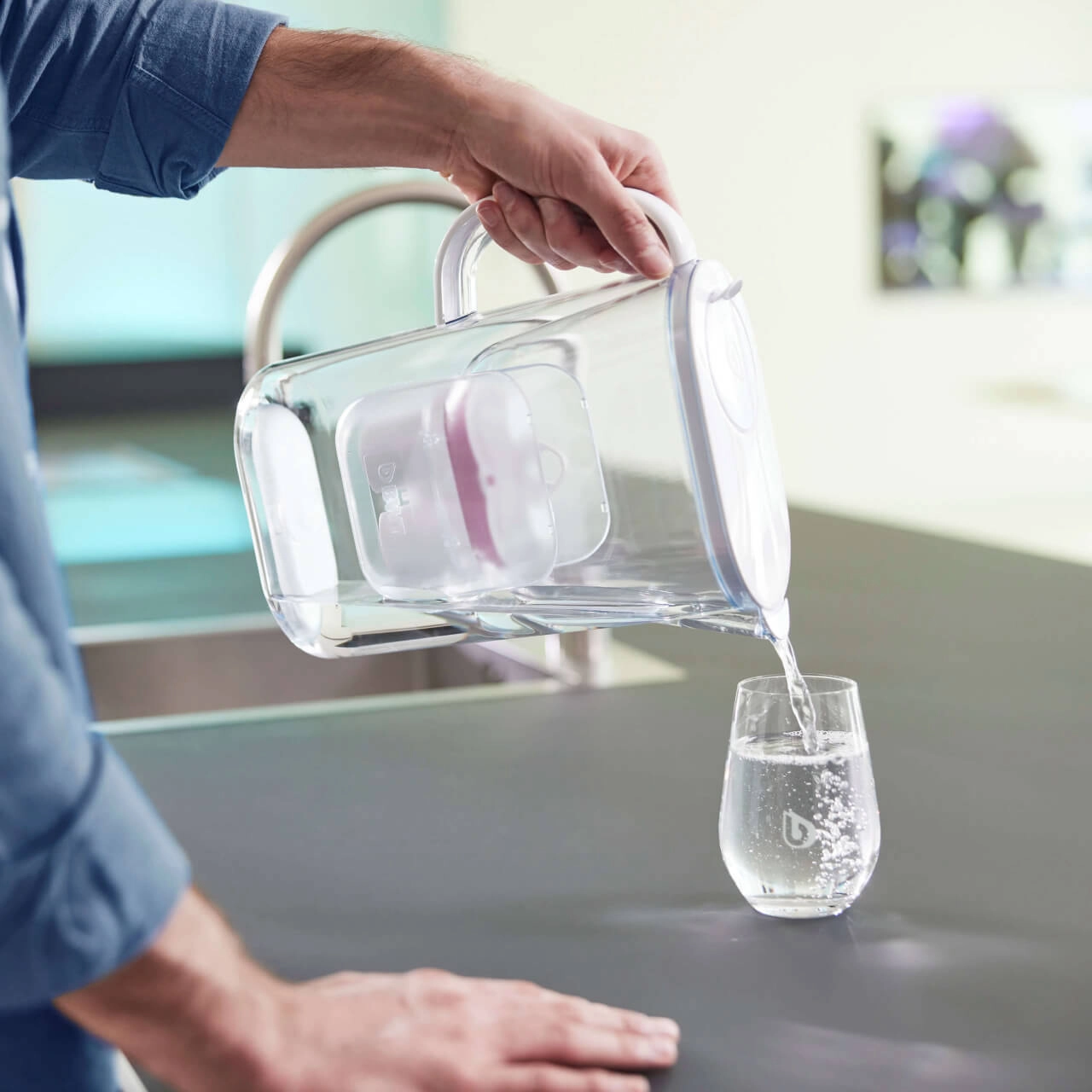 Wasser eingießen mit BWT AQAlizer