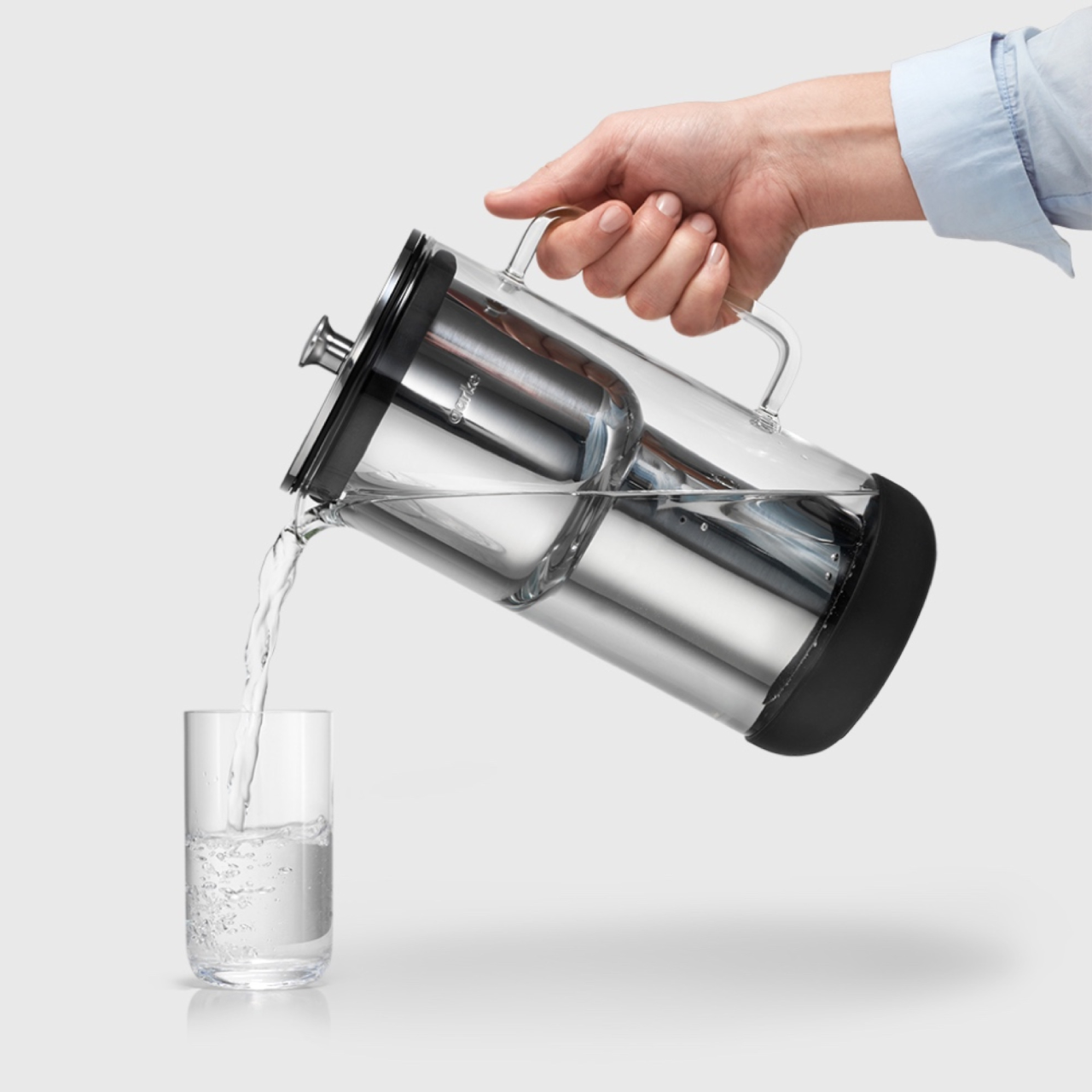 le verre est rempli d'eau filtrée provenant du purificateur d'arke