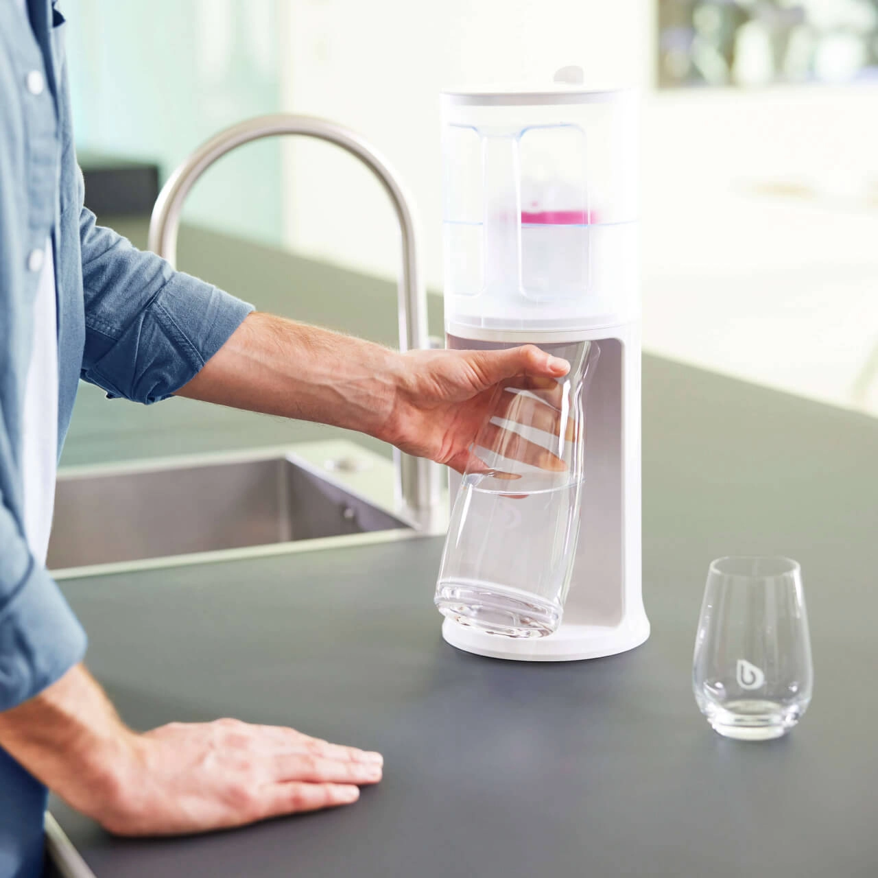 AQAlizer Station mit Glaskaraffe und Glas