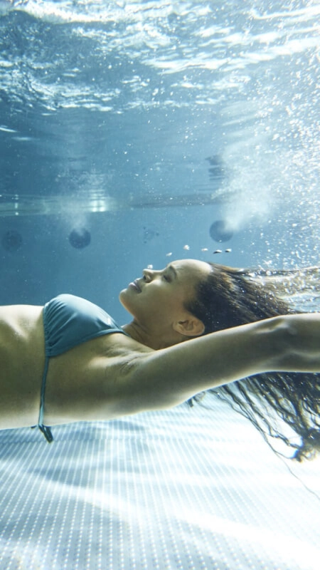 Frau unterwasser in BWT Pool