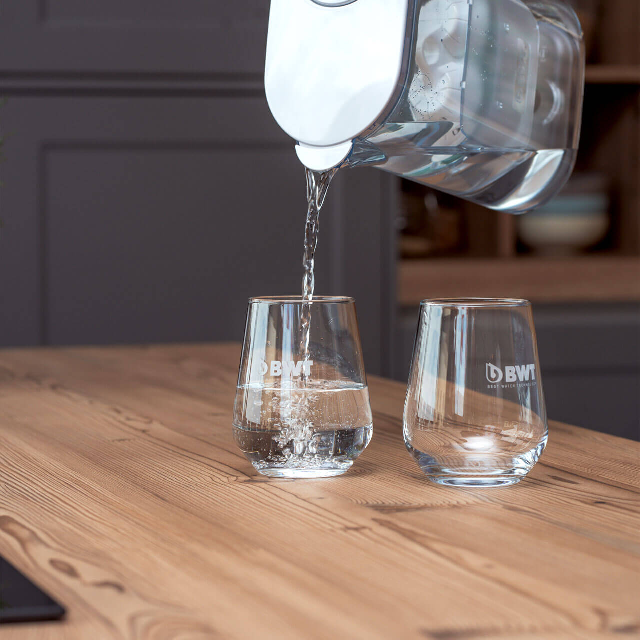 BWT Tischwasserfilter AQUAlizer befüllt zwei Gläser mit mineralisiertem Wasser