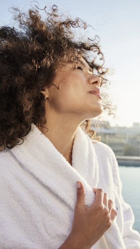 Femme en Peignoir devant la Piscine BWT