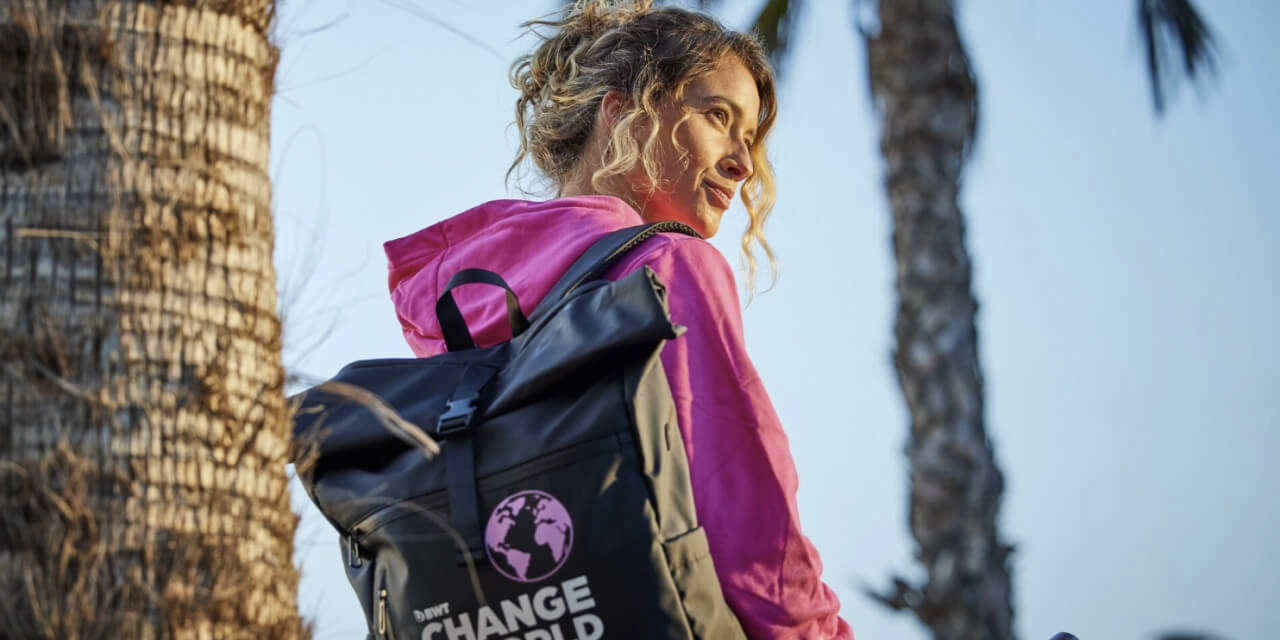 Frau mit BWT Rucksack