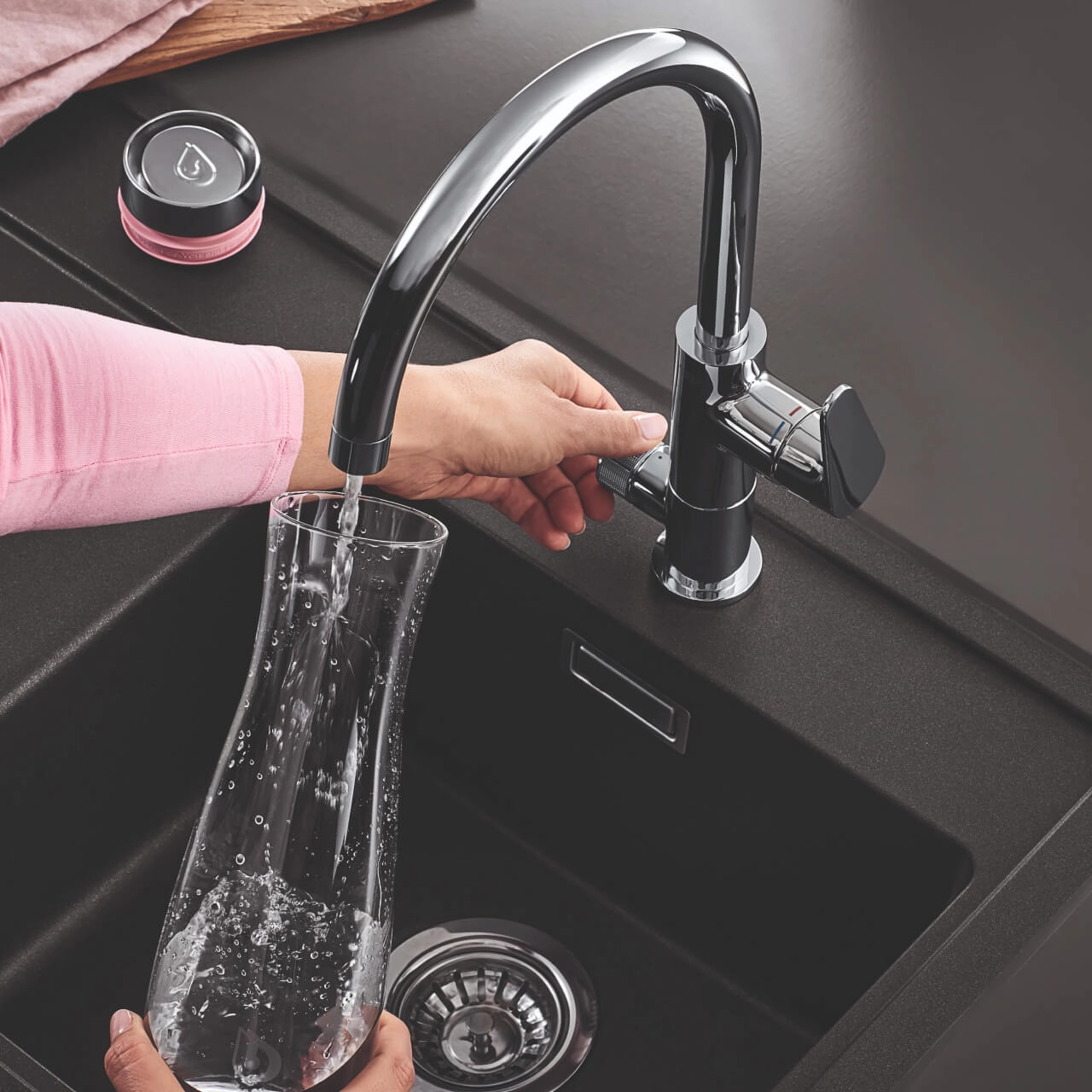 Karaffe mit Wasser füllen am Wasserhahn