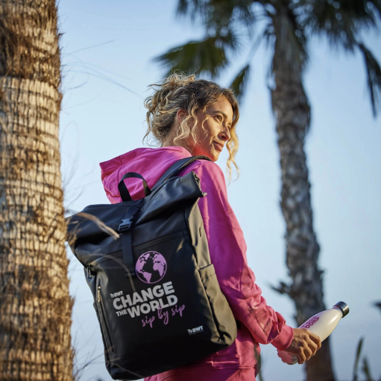 Frau mit BWT Rucksack und BWT Flasche