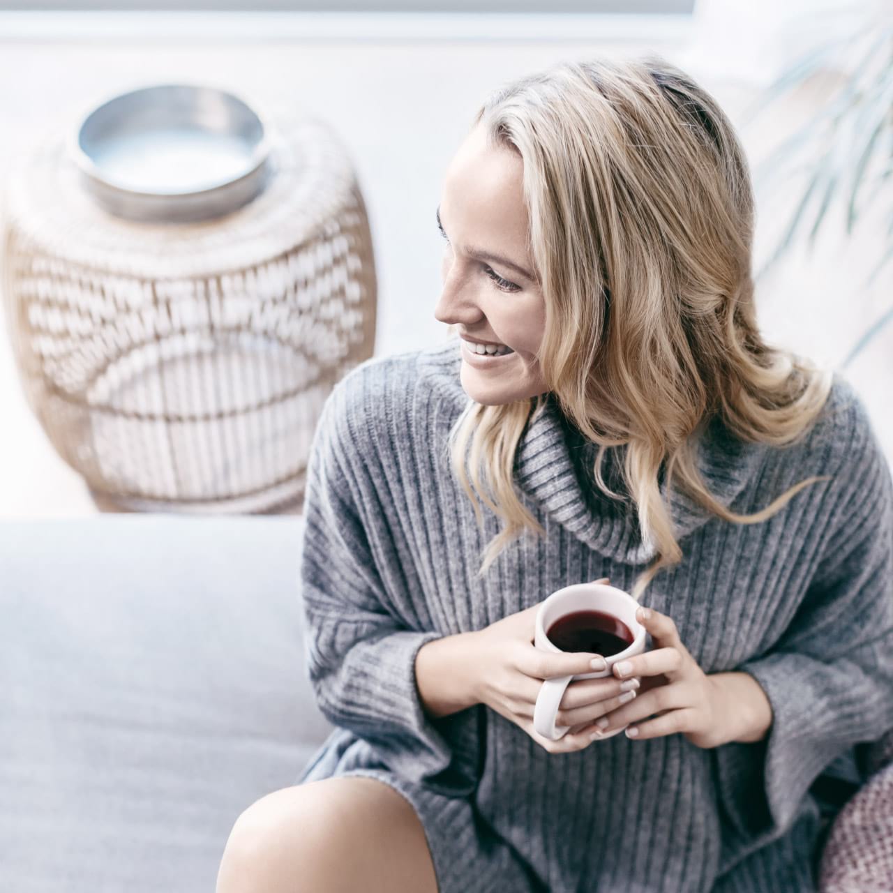 Moodbild Dame buvant du café